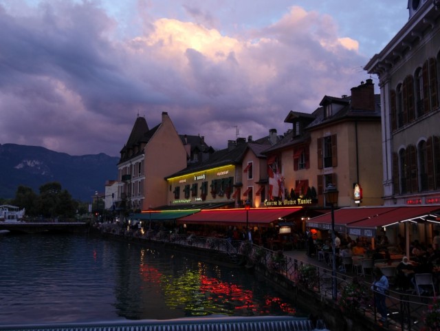 Annecyssä on paljon ravintoloita ja kuvauksellisia iltamaisemia .