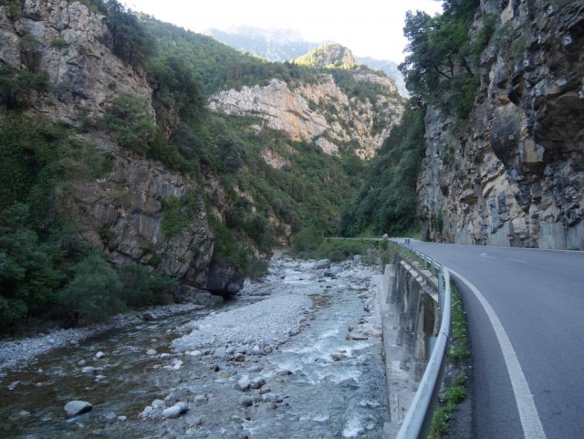 Tie kulki Rio Cincaa myötäillen jylhissä vuoristomaisemissa.
