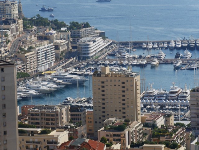 Monte Carlo ja osa sataman paatteja.