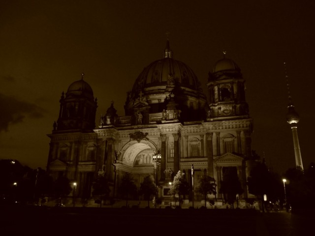 Berliner Dome eli Berliinin tuomikirkko vähän dramaattisemmassa iltavalossa.
