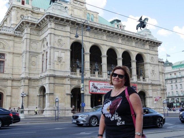Eija tuli lentäen Wieniin. Taustalla joku Wienin oopperatalo.