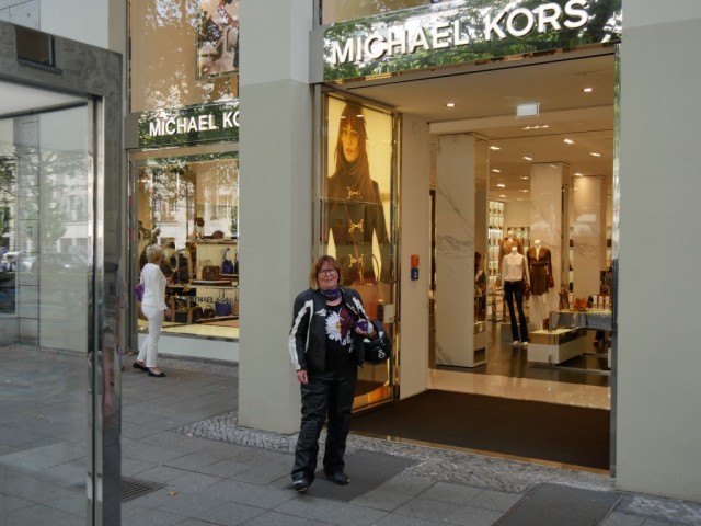 Eija löysi Berliinistä Michael Kors -kaupan, johon oli ihan pakko päästä.