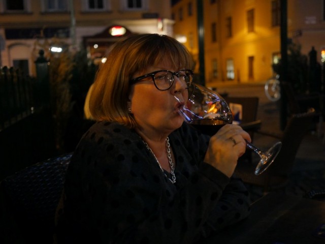 Illalla oltiin Eijan kanssa viinillä.