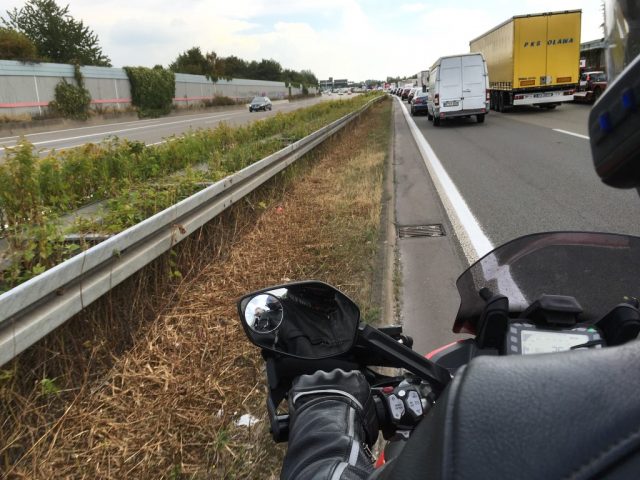 Saksassa liikenneruuhkat ovat totaalisia. Auttaa vähän jos on kapea moottoripyörä.