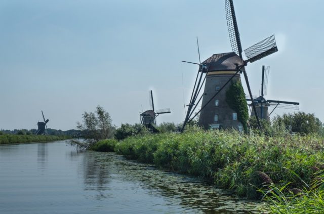 Kinderdijk'n tuulimyllyjä Hollannissa.